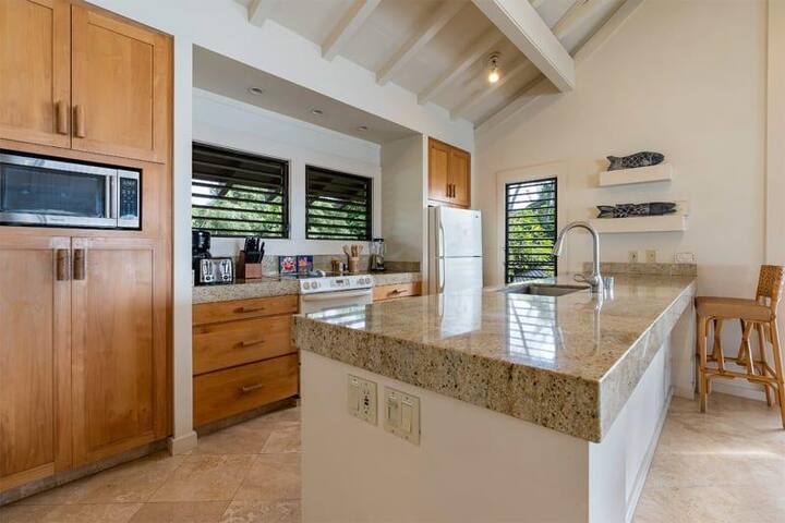 2 Bedroom Beach Front Alii -Kiahuna #2004 gallery image 5