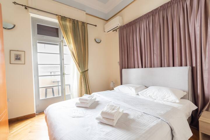 Ideal 4 bdr Apartment in Plaka for 10! gallery image 5