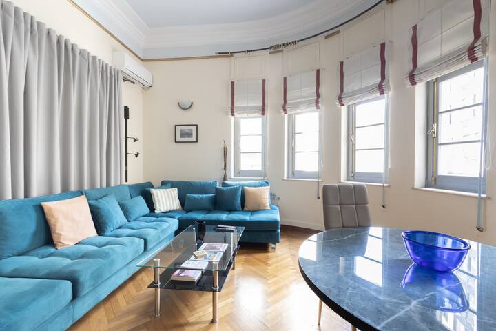 Ideal 4 bdr Apartment in Plaka for 10! gallery image 2