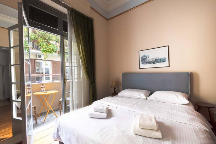 Ideal 4 bdr Apartment in Plaka for 10! gallery image 3