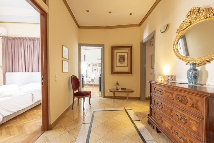 Ideal 4 bdr Apartment in Plaka for 10! gallery image 4