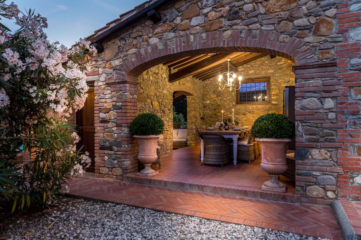 Villa Clara Luxury 5 bedrooms Lakefront Farmhouse - Villas for Rent in  Capannori, Province of Lucca, Italy - Airbnb, image size:1200x800