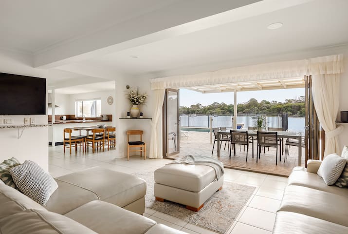 Breathtaking River Views on Noosa Parade