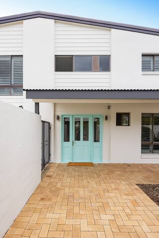 Breathtaking River Views on Noosa Parade gallery image 5