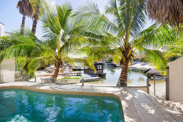 Pet-Friendly Waterfront Hideaway gallery image 3