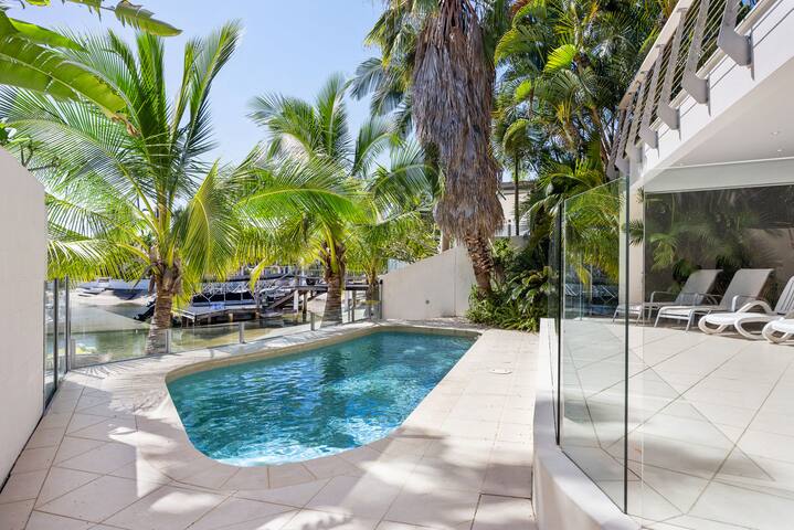 Pet-Friendly Waterfront Hideaway gallery image 2