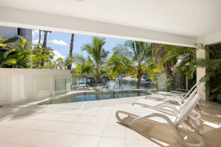 Pet-Friendly Waterfront Hideaway gallery image 4