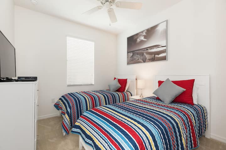 Dvojlôžková spálňa má veľkú káblovú televíziu ideálnu na vychutnanie stoviek televíznych kanálov v USA.