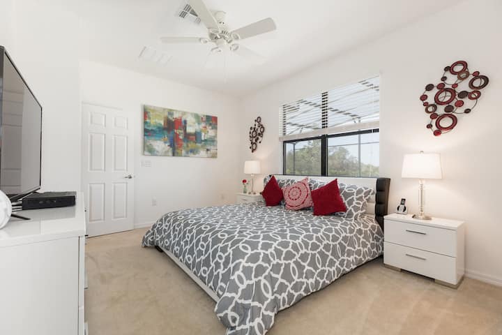 Master Suite 2 - manželská posteľ King, televízor a vlastná kúpeľňa