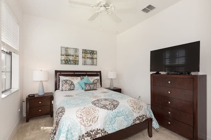 Spálňa tri má manželskú posteľ s veľkým televízorom s plochou obrazovkou