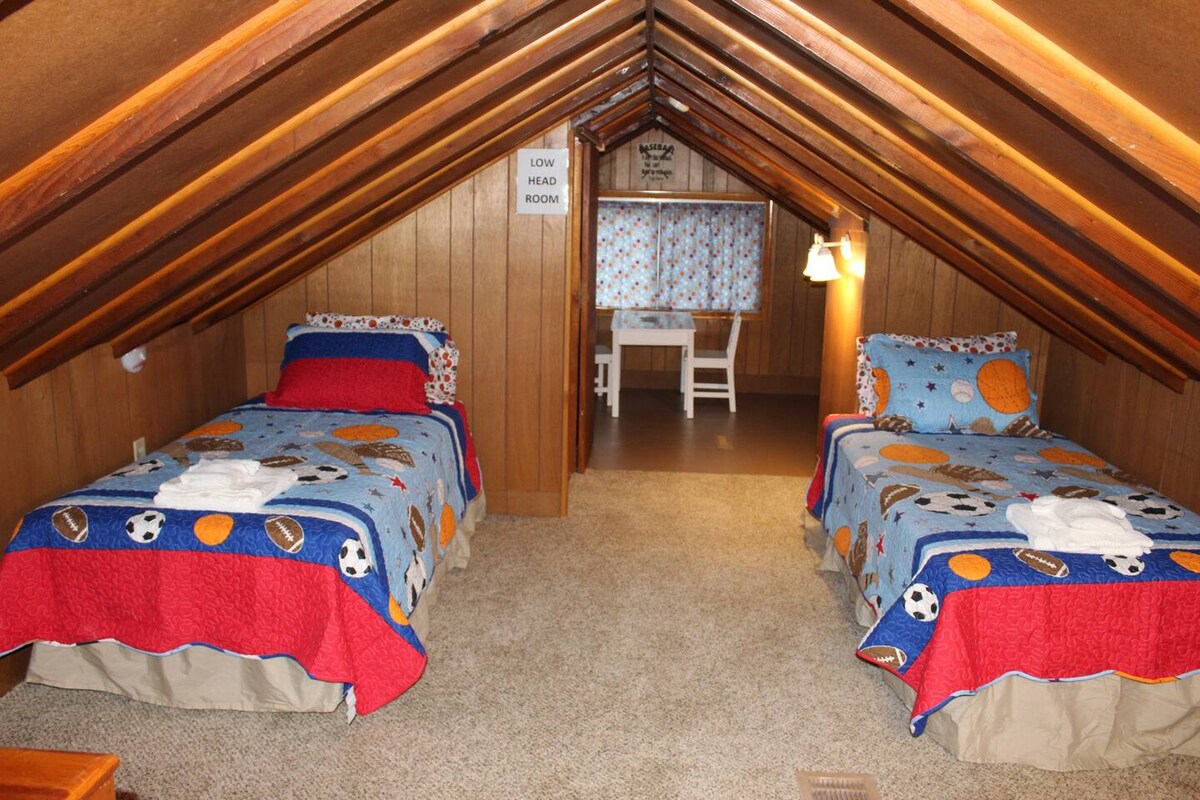 غرفة نوم مزدوجة في الطابق العلوي مع منطقة استراحة إضافية