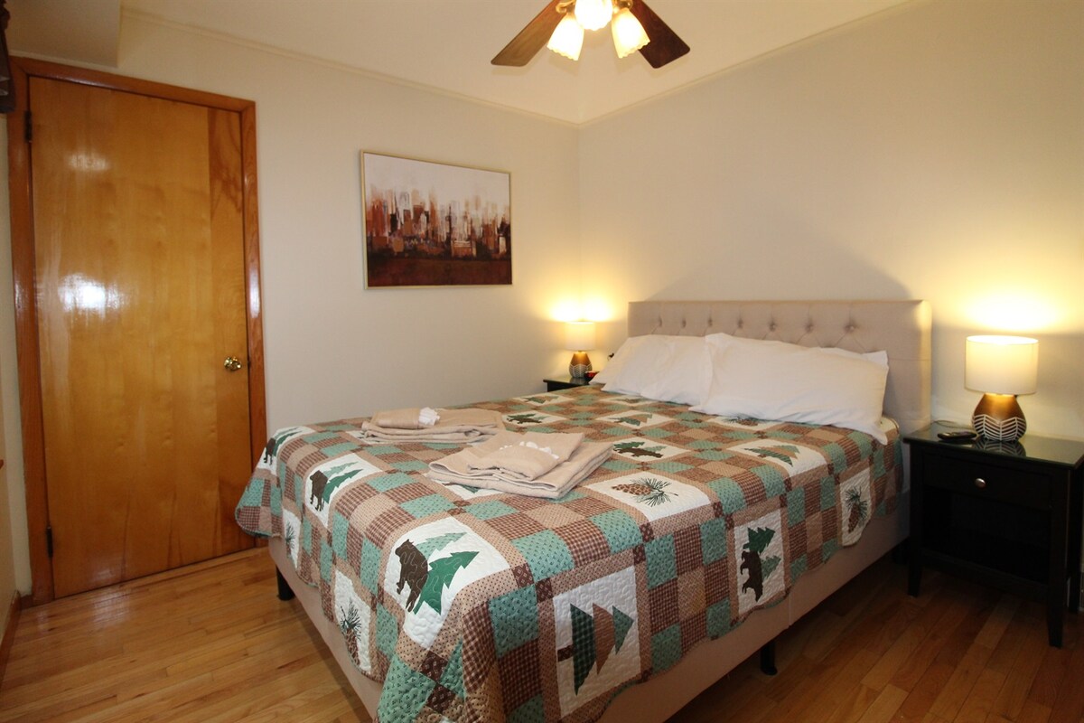 غرفة النوم رقم3 مع سرير بحجم كوين في الطابق الرئيسي