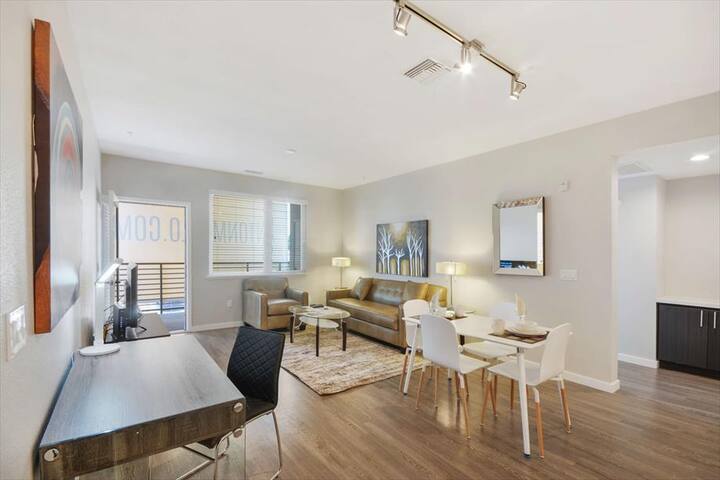 Upscale 2BR in Menlo Park | Kitchen + Laundry gallery image 3