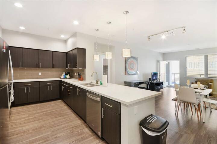 Upscale 2BR in Menlo Park | Kitchen + Laundry gallery image 5