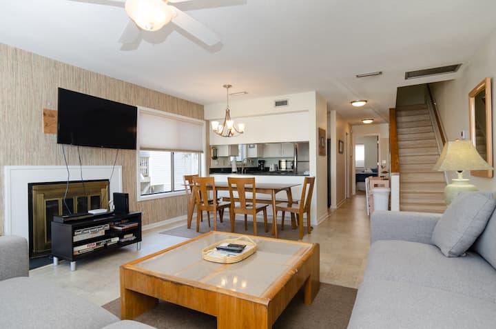 Roomy Townhome 1 Block To Johnnie Mercers - W204 - 라이트빌 비치