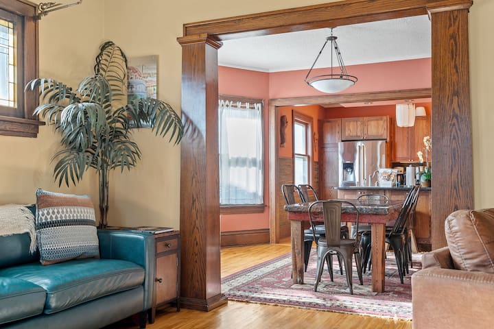 MINNeSTAY* Urban Oasis Uptown | Walker’s Paradise