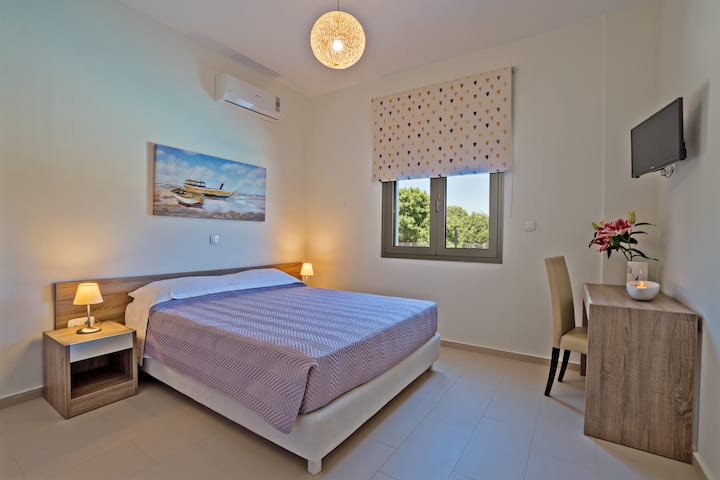 Საძინებელი ორადგილიანი საწოლით