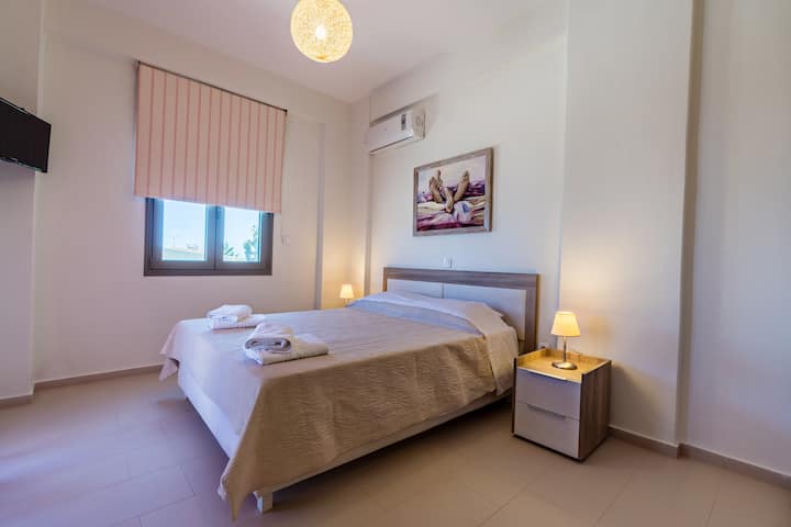 საძინებელი ორადგილიანი საწოლით
