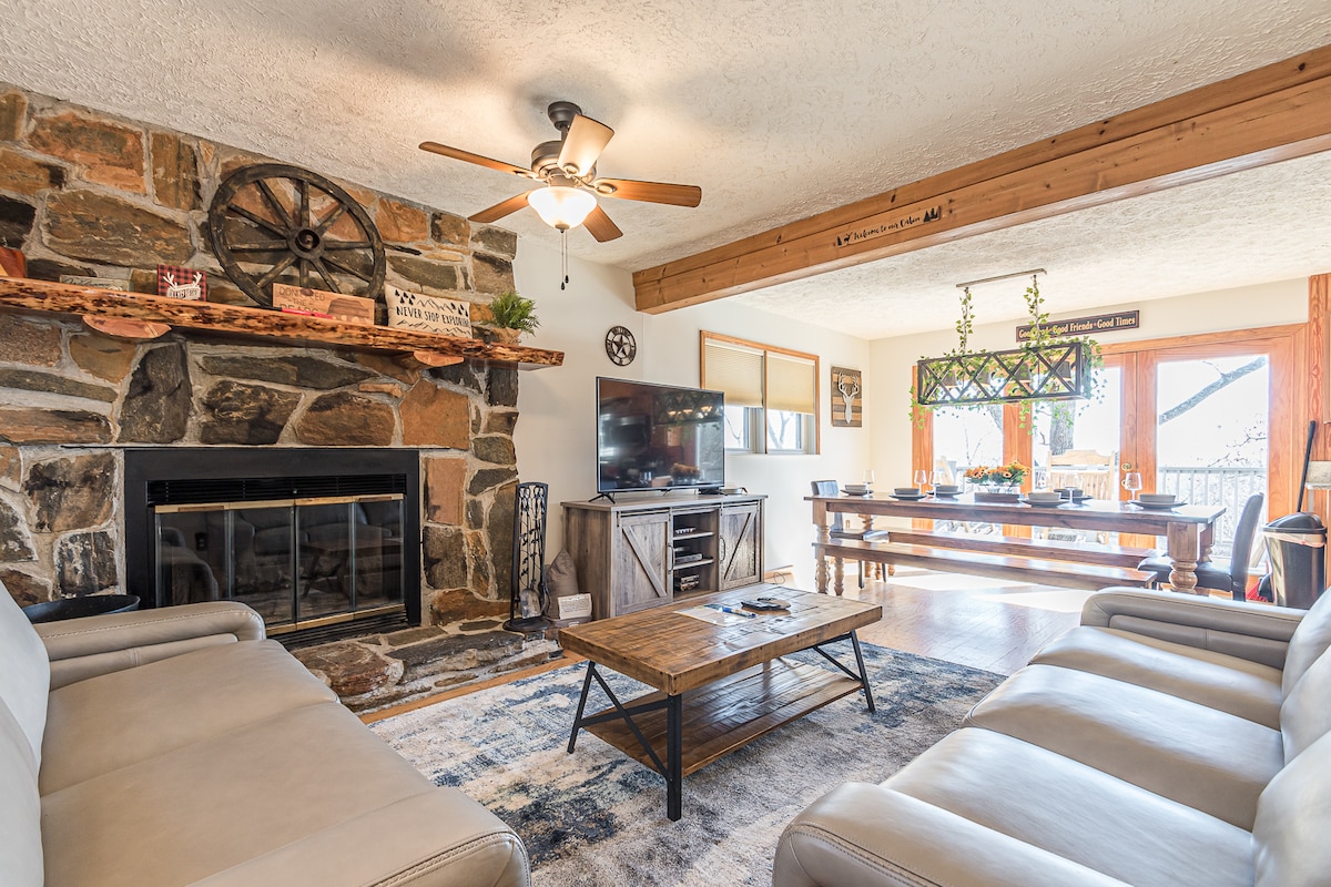 Mountain View Pet Friendly Cabin, Hot Tub, Games - Cabins for Rent