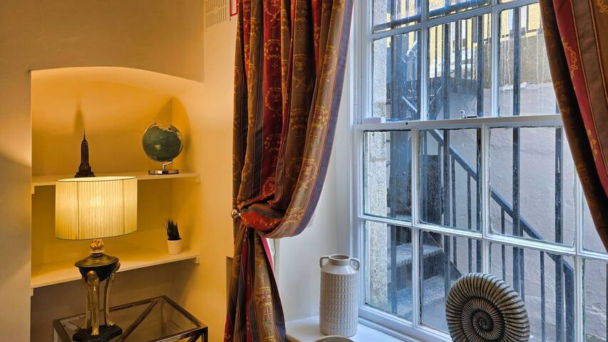 Spacious and Private City Centre Georgian Square A gallery image 4