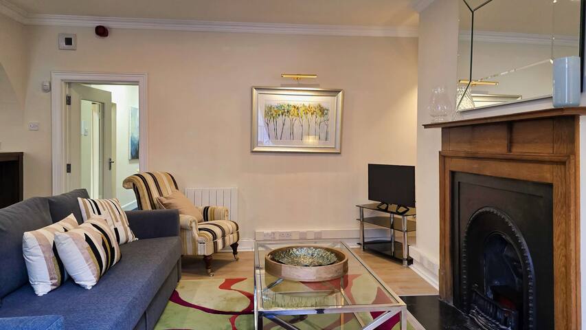 Spacious and Private City Centre Georgian Square A gallery image 5