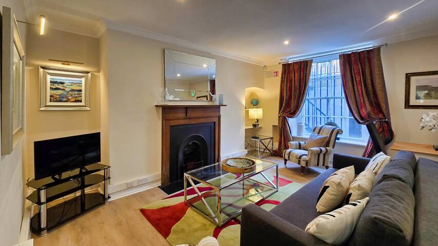 Spacious and Private City Centre Georgian Square A gallery image 3