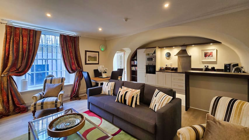 Spacious and Private City Centre Georgian Square A