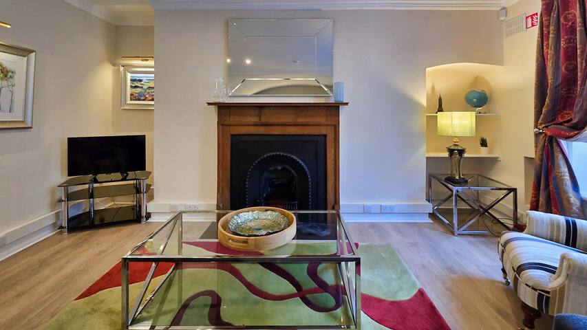 Spacious and Private City Centre Georgian Square A gallery image 2