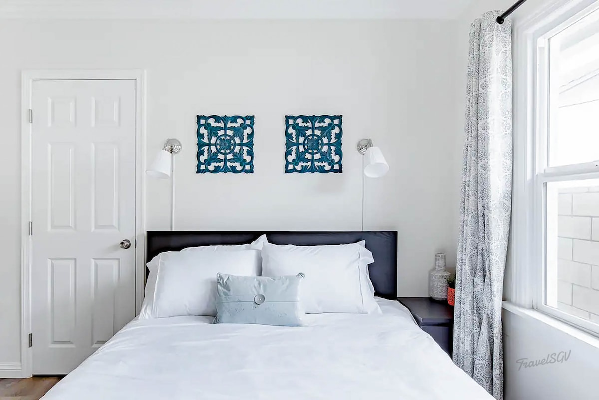 Spavajte poput kraljevske obitelji u našem udobnom bračnom krevetu. Vaš boravak iz snova započinje ovdje! Rezervirajte odmah. #travelsgvcertified