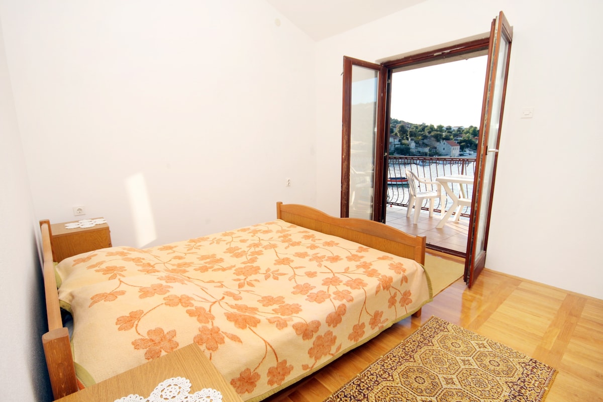 Chumba cha kulala 1, % {bold_end}: 13 m