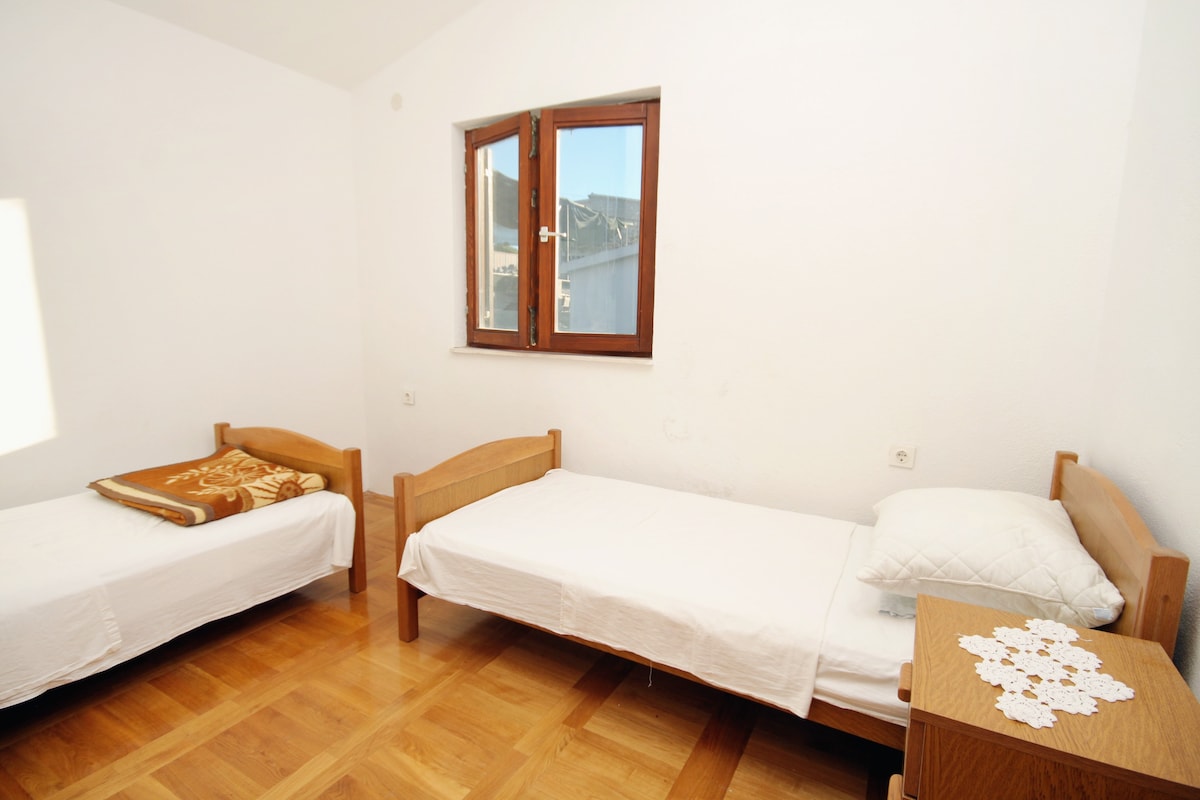 Chumba cha kulala 2, % {bold_end}: 9 mvele