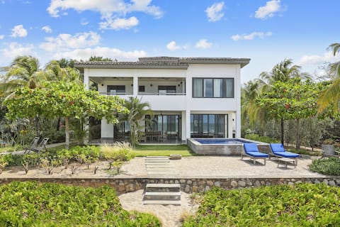 Iguana Beach House: Beachfront House with Pool