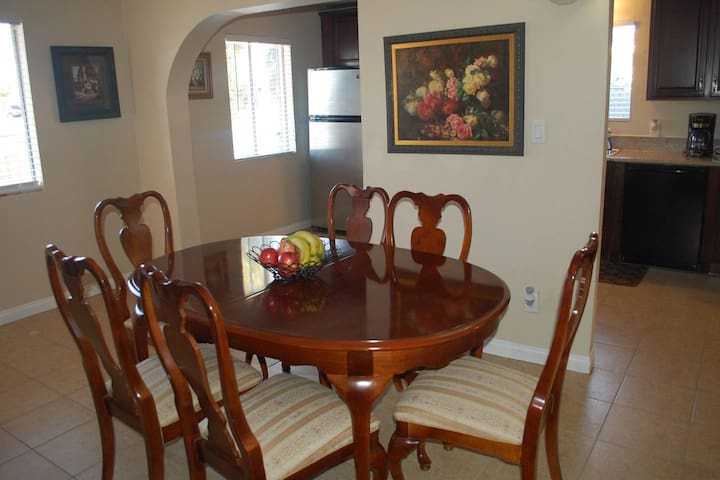 Cozy Las Vegas House 5 min Strip 4 bdr Pool BBQ