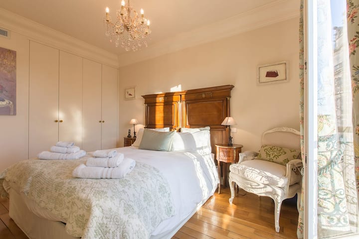 יש הרבה מקום אחסון בחדר שינה 1, אז לפרוק ולהרגיש בבית.