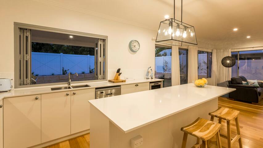Little Hamptons—Beachside Retreat near Town Centre gallery image 2