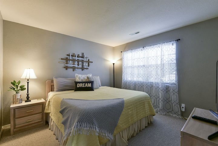 Во гостинската спална соба има и брачен кревет (широк 150-179 см) со висококвалитетен душек.