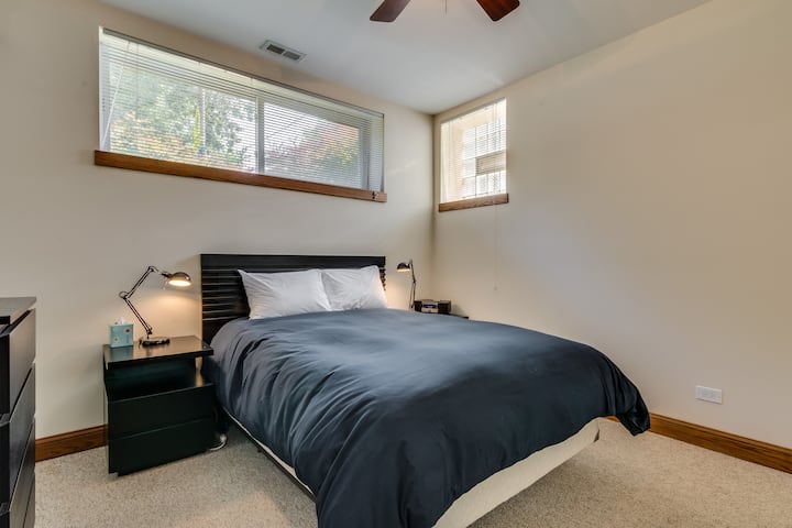 Cerca de la parte delantera de nuestro apartamento está el dormitorio principal con una cama tamaño queen.