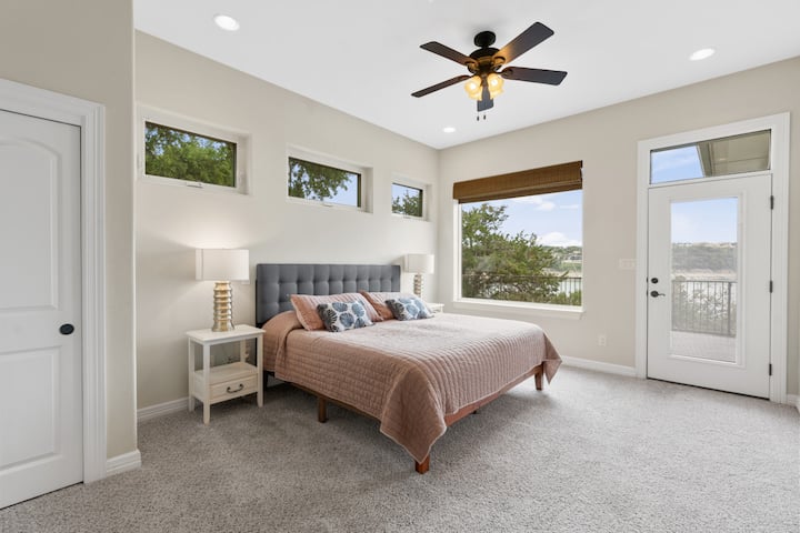 Primárny apartmán s manželskou posteľou King na prízemí s 180-stupňovým výhľadom na jazero a inteligentnou televíziou