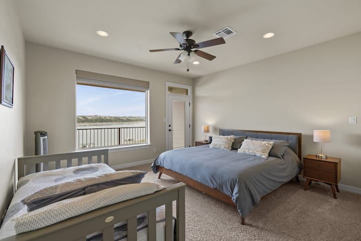 Apartmán č.3 s vlastnou kúpeľňou, terasou, manželskou posteľou King a oddelenými posteľami.