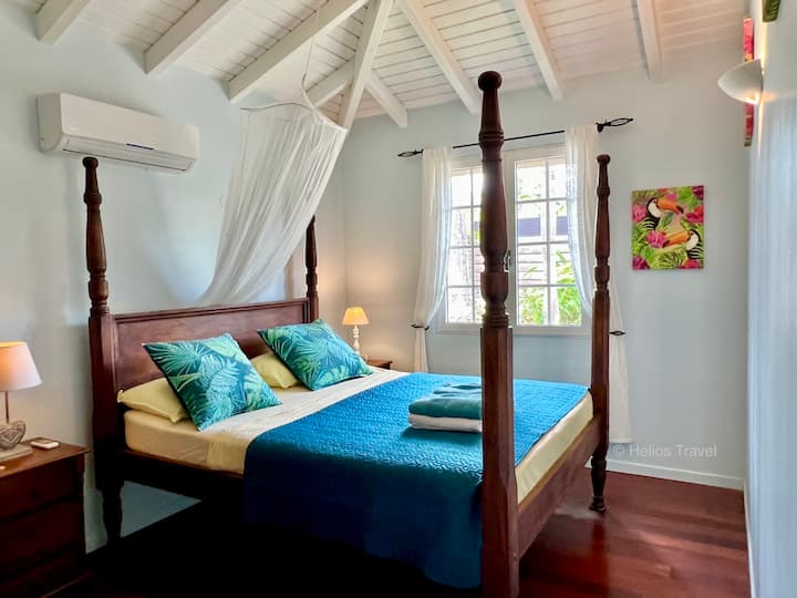 Спалната соба на приземје со кревет на површина од 160 на 200 кревети