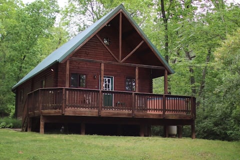 Cozy cabin with relaxing hot tub