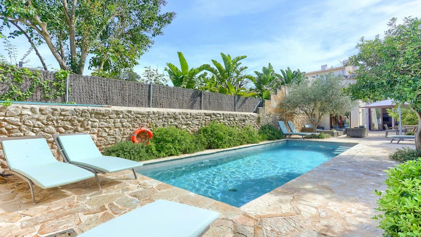 Stylish townhouse with large pool, central Pollens