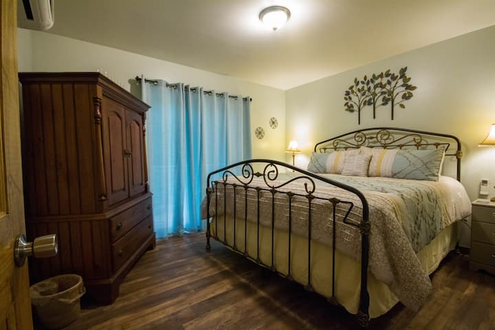 ห้องนอนใหญ่พร้อมเตียงขนาดคิงไซส์ตกแต่งอย่างอบอุ่น