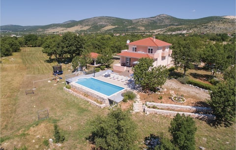 5 bedroom cozy home in Dugopolje