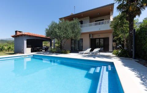 Nice home in Srinjine