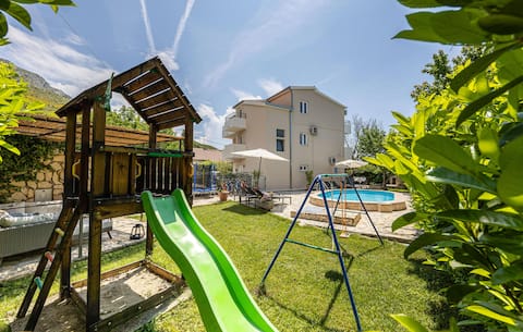 Nice home in Zrnovnica