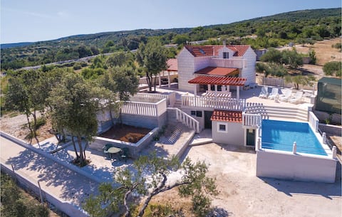 Nice home in Praznica