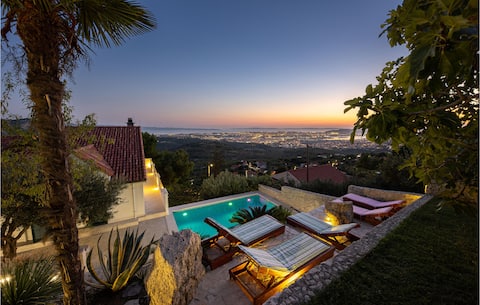 5 bedroom cozy home in Klis