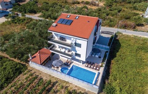 Beautiful home in Stobrec with sauna