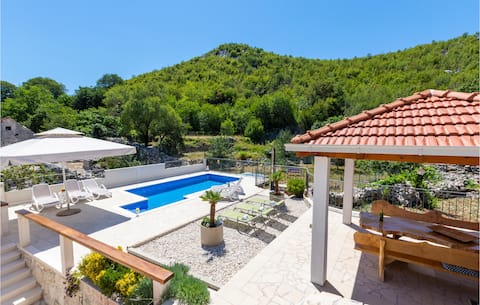Top Airbnb: Amazing home in Blato na Cetini in Blato Na Cetini